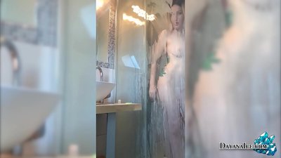 Малышка з сакавітай попкай мастурбуе ў душы