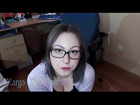 ❤️ Сэксуальная дзяўчына ў акулярах глыбока адсмоктвае фалаімітатар на камеру ❤❌  Сэкс у нас ❤